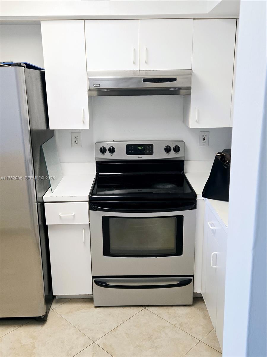 3300 Northeast 191st Street, Unit 609 Aventura, FL 33180 - Photo 9 of 16 a stove top oven sitting inside of a kitchen