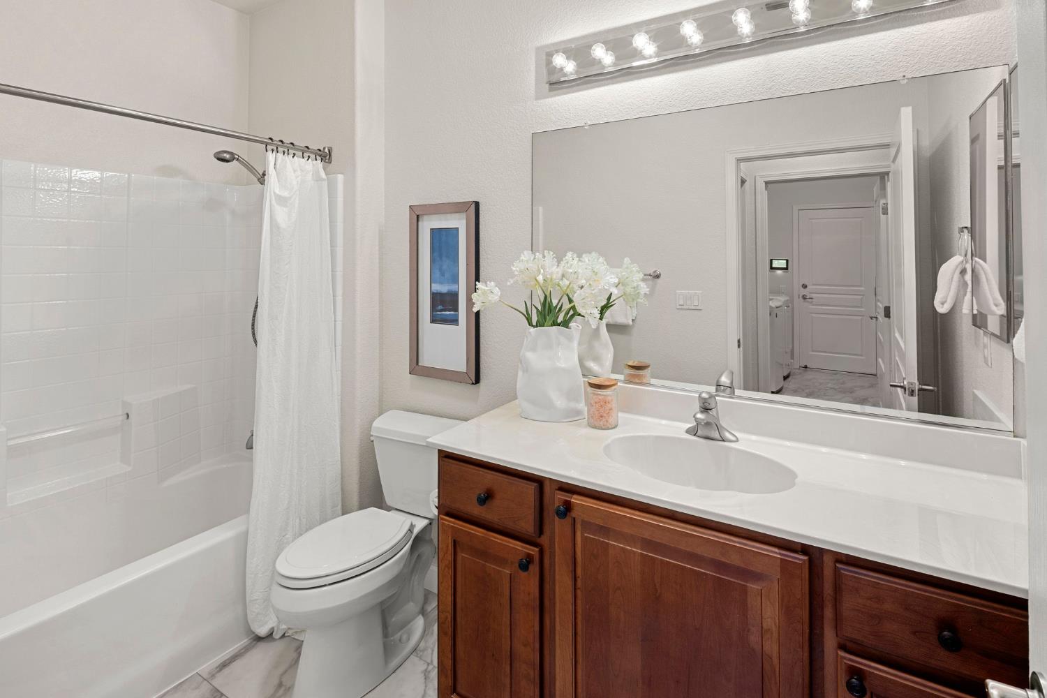 584 Rustic Ranch Lane Lincoln, CA 95648 - Photo 31 of 54 Guest Bathroom