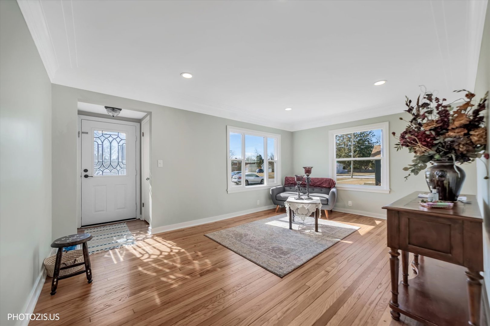 112 Pearl Street Cary, IL 60013 - Photo 3 of 25 a view of a livingroom with furniture a table and chair