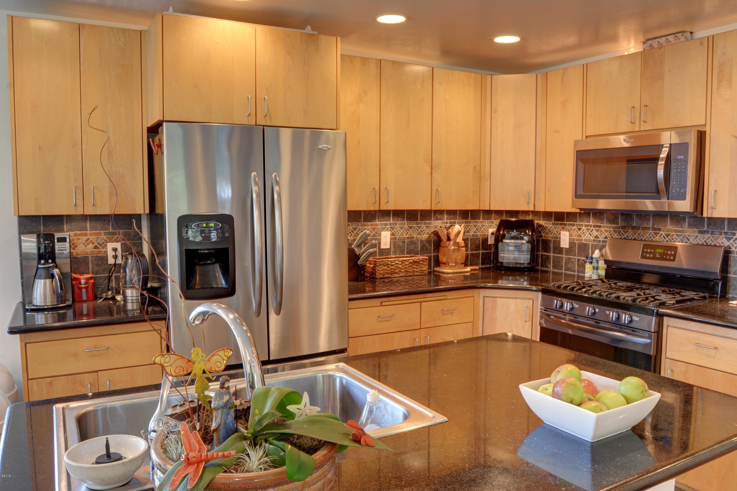 707 Northeast 7th Street Newport, OR 97365 - Photo 10 of 19 Kitchen