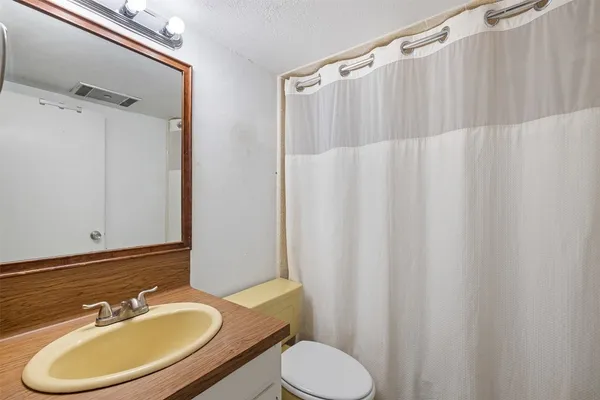 $345,000 | 1479 East Hempstead Street, Giddings, TX 78942