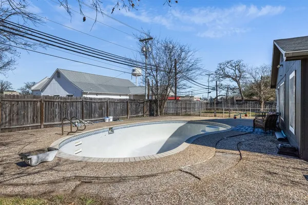 $345,000 | 1479 East Hempstead Street, Giddings, TX 78942