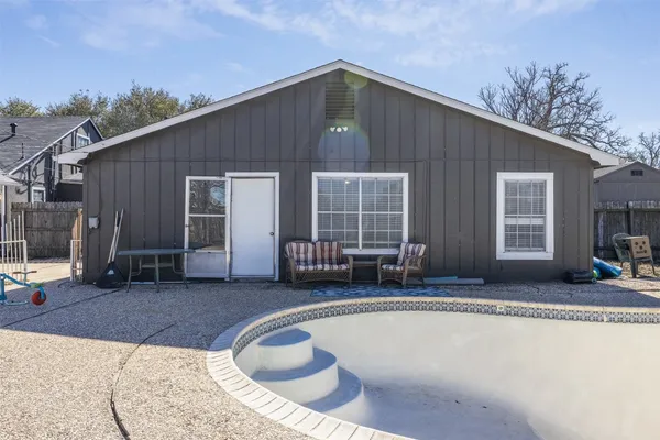$345,000 | 1479 East Hempstead Street, Giddings, TX 78942