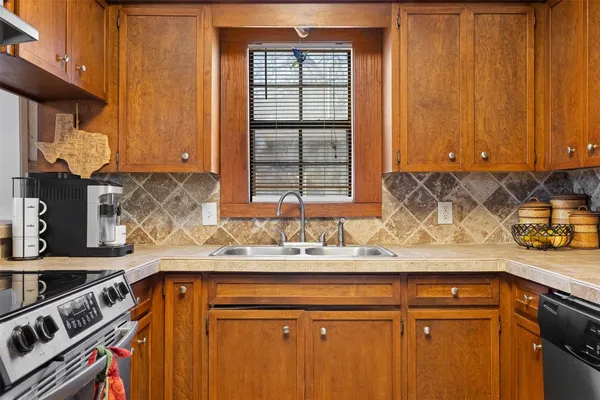 $345,000 | 1479 East Hempstead Street, Giddings, TX 78942