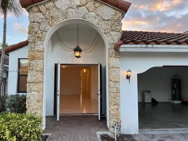 $4,800 | 9952 Northwest 10th Street, Unit 9952, Miami, FL 33172