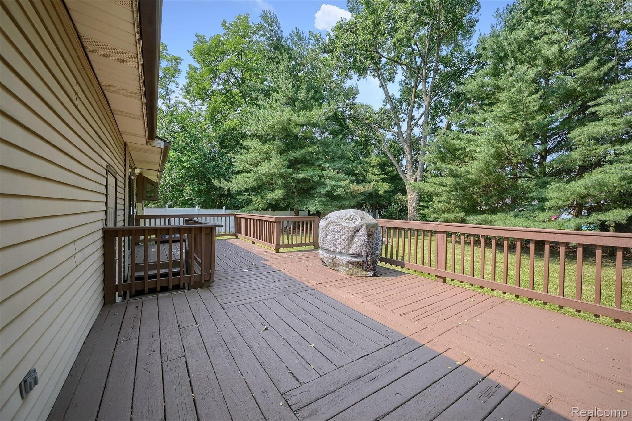 3805 Benstein Road Commerce Township, MI 48382 - Photo 26 of 28 26-Deck.jpg