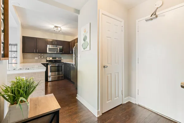 $225,000 | 555 West Cornelia Avenue, Unit 512, Chicago, IL 60657
