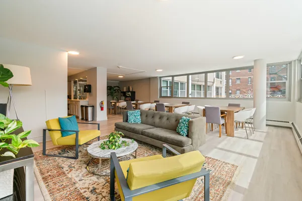 $225,000 | 555 West Cornelia Avenue, Unit 512, Chicago, IL 60657