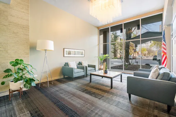 $225,000 | 555 West Cornelia Avenue, Unit 512, Chicago, IL 60657
