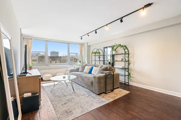$225,000 | 555 West Cornelia Avenue, Unit 512, Chicago, IL 60657