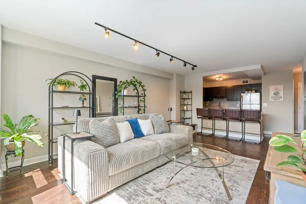 $225,000 | 555 West Cornelia Avenue, Unit 512, Chicago, IL 60657