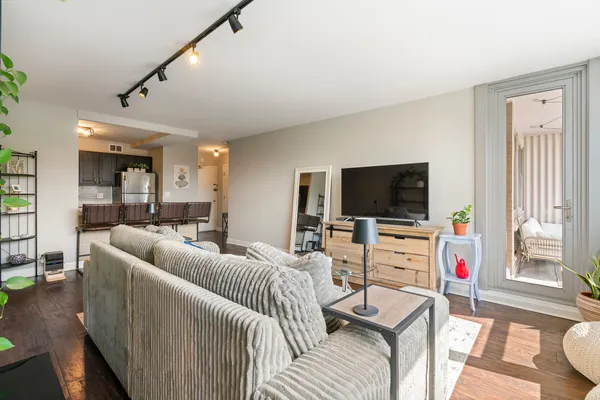 $225,000 | 555 West Cornelia Avenue, Unit 512, Chicago, IL 60657