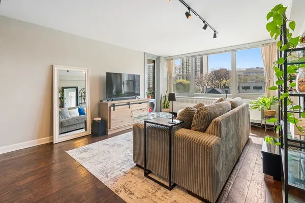$225,000 | 555 West Cornelia Avenue, Unit 512, Chicago, IL 60657