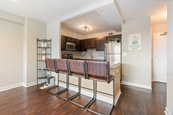 $225,000 | 555 West Cornelia Avenue, Unit 512, Chicago, IL 60657