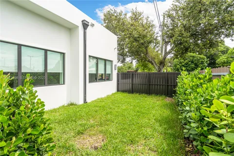 a view of yard with green space