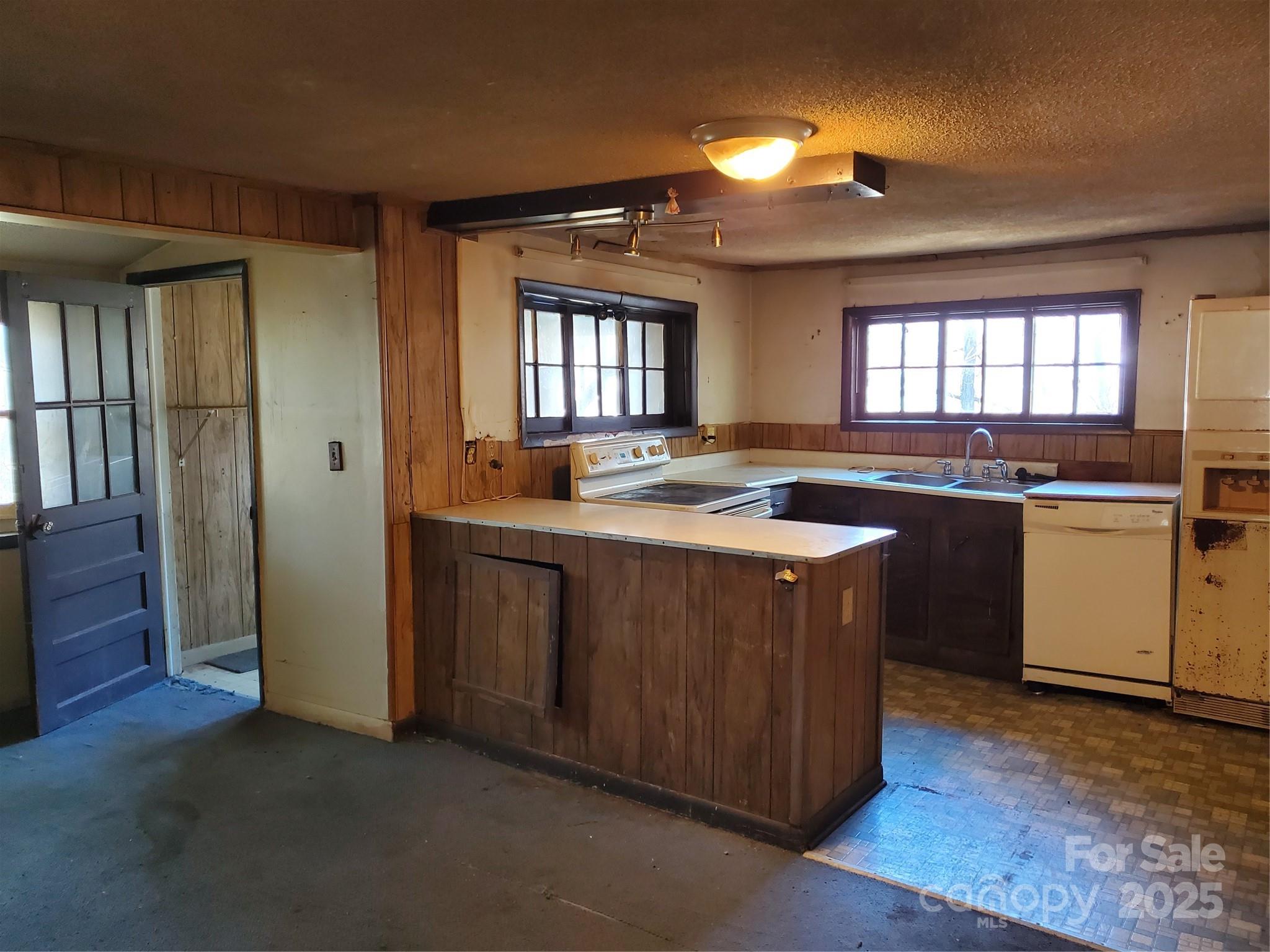 28 Plemmons Street Canton, NC 28716 - Photo 13 of 27