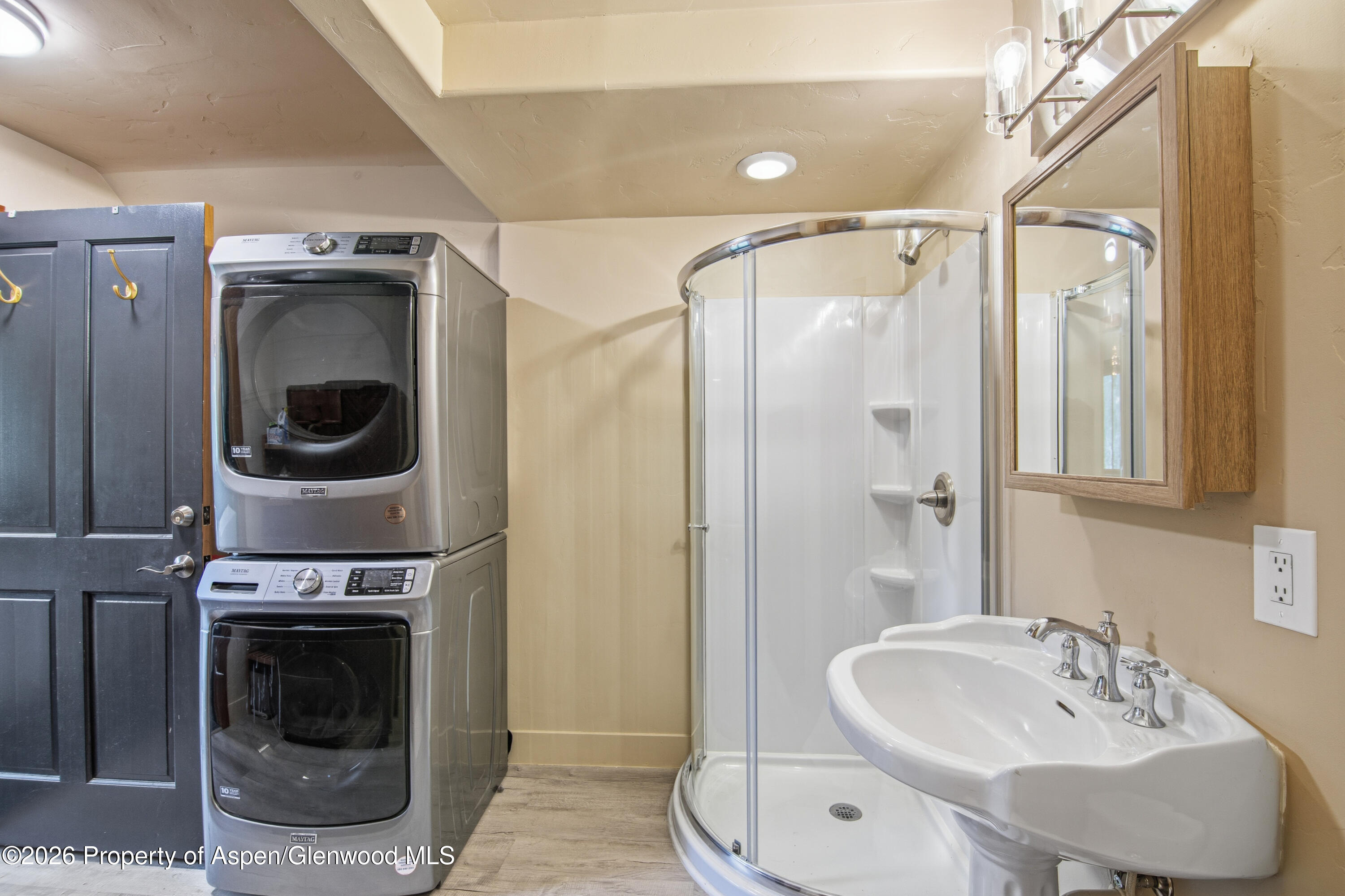 33 Iron Horse Road Carbondale, CO 81623 - Photo 15 of 16 Hall upstairs Bathroom