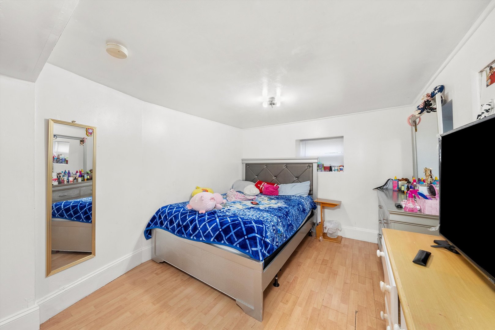 4100 West George Street Chicago, IL 60641 - Photo 31 of 49 a living room with furniture and a flat screen tv