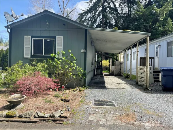 a view of a house with backyard