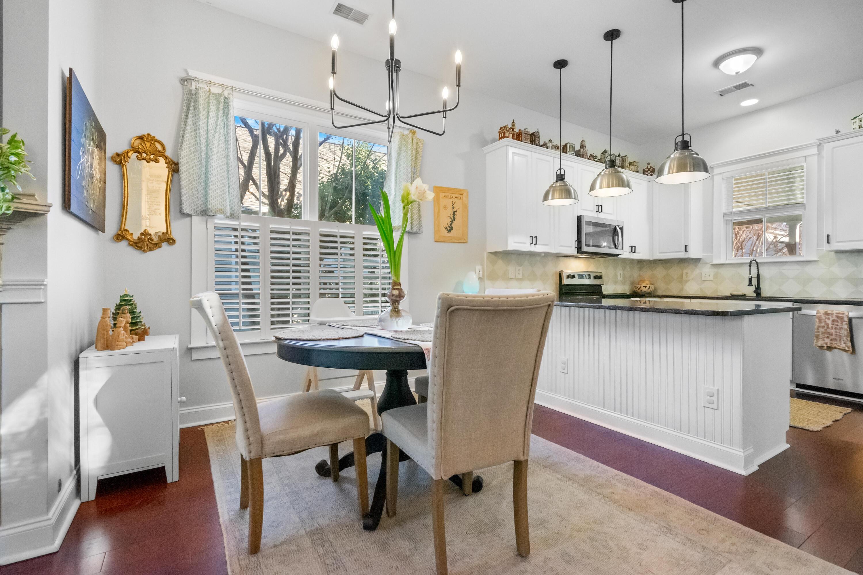 317 Hydrangea Street Summerville, SC 29483 - Photo 3 of 54 DSC02602