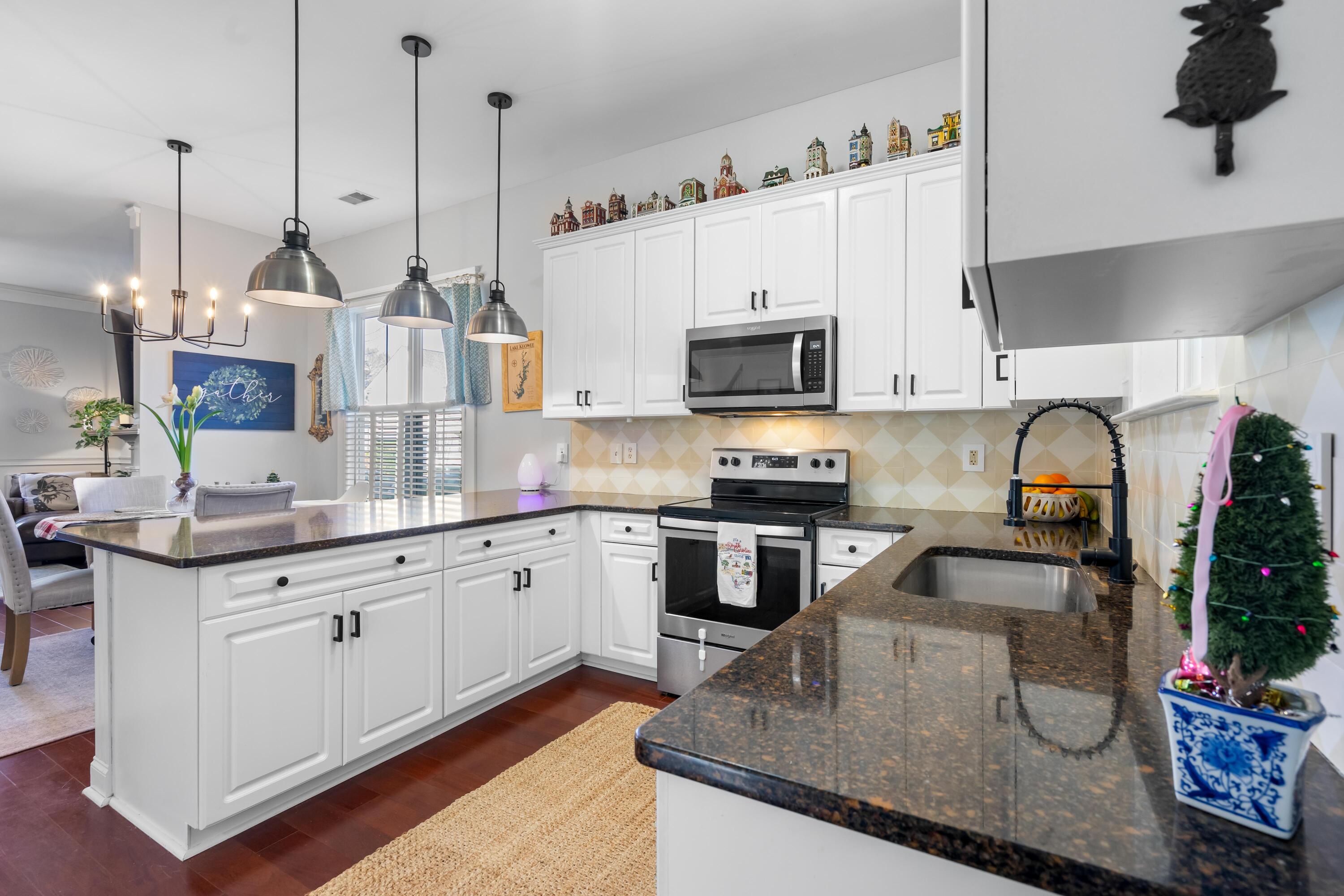 317 Hydrangea Street Summerville, SC 29483 - Photo 6 of 54 DSC02617