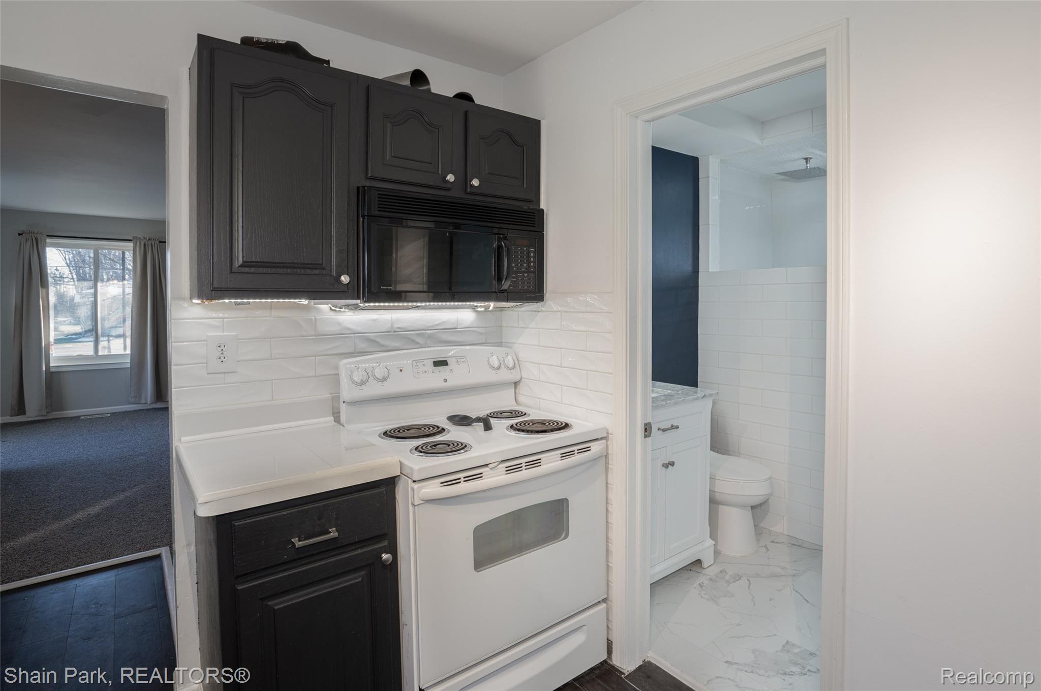 9370 Short Cut Road Fair Haven, MI 48023 - Photo 11 of 29 All Appliances Remain