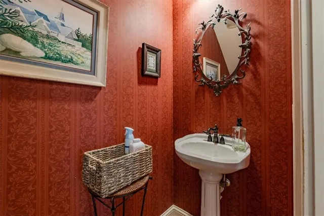 a view of backyard with wooden floor and trees