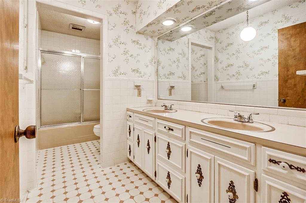 1896 Spero Road Asheboro, NC 27205 - Photo 16 of 29 Hall bath, double vanity, ceramic floor & tub/shower