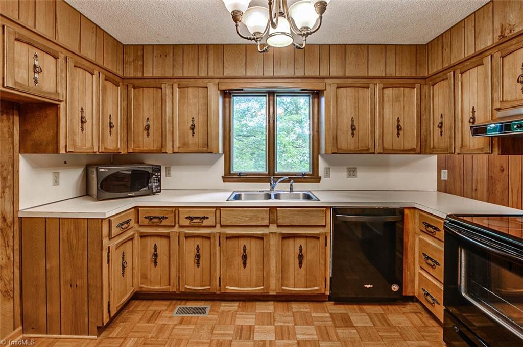 1896 Spero Road Asheboro, NC 27205 - Photo 7 of 29 Kitchen