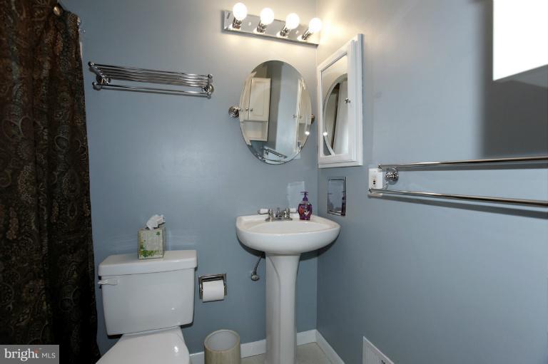 2042 Golf Course Drive Reston, VA 20191 - Photo 12 of 29 Bath