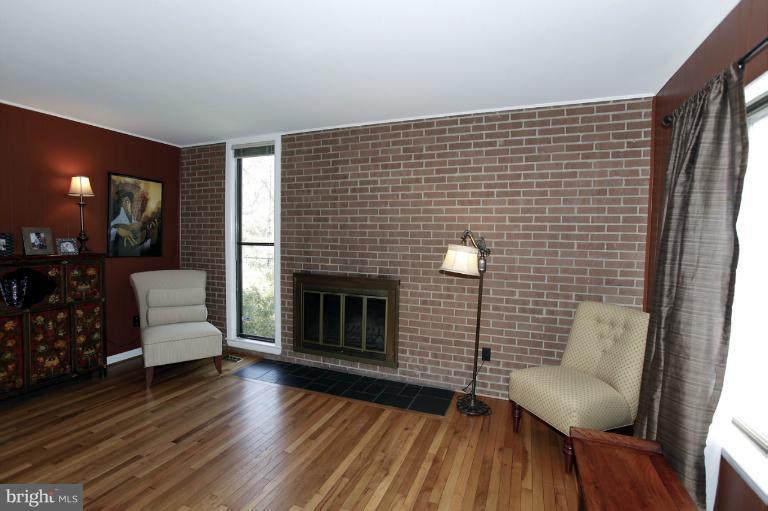 2042 Golf Course Drive Reston, VA 20191 - Photo 15 of 29 Family Room