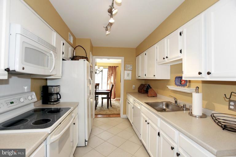 2042 Golf Course Drive Reston, VA 20191 - Photo 17 of 29 Kitchen