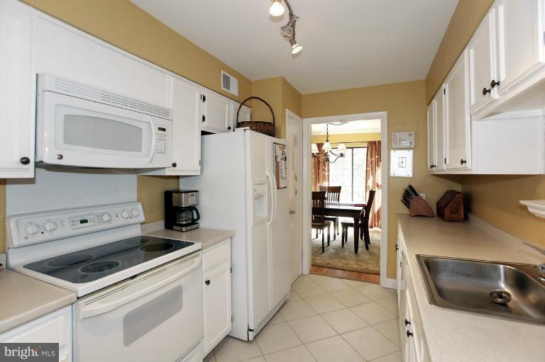 2042 Golf Course Drive Reston, VA 20191 - Photo 21 of 29 Kitchen