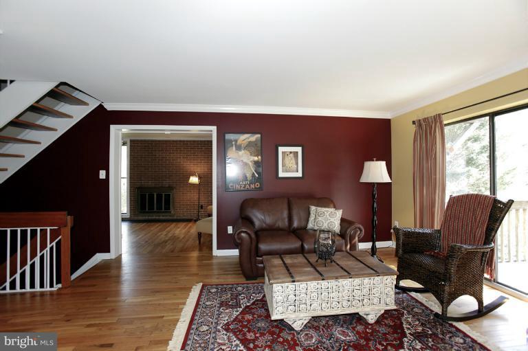2042 Golf Course Drive Reston, VA 20191 - Photo 22 of 29 Living Room