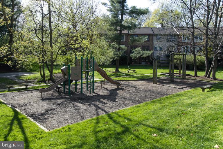 2042 Golf Course Drive Reston, VA 20191 - Photo 8 of 29 Exterior (General)