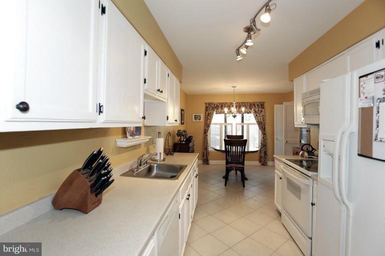 2042 Golf Course Drive Reston, VA 20191 - Photo 10 of 29 Kitchen