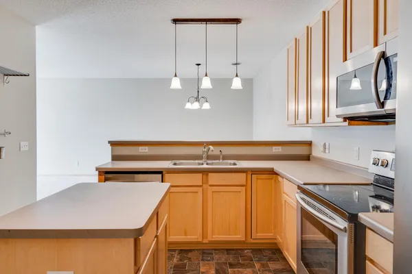 $2,000 | 17674 96th Avenue North, Maple Grove, MN 55311