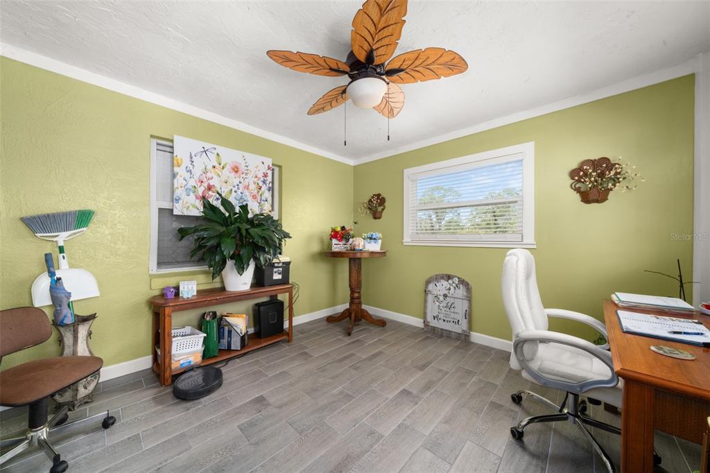 443 Foxdale Road Lake Placid, FL 33852 - Photo 14 of 31 a living room with furniture and a flat screen tv