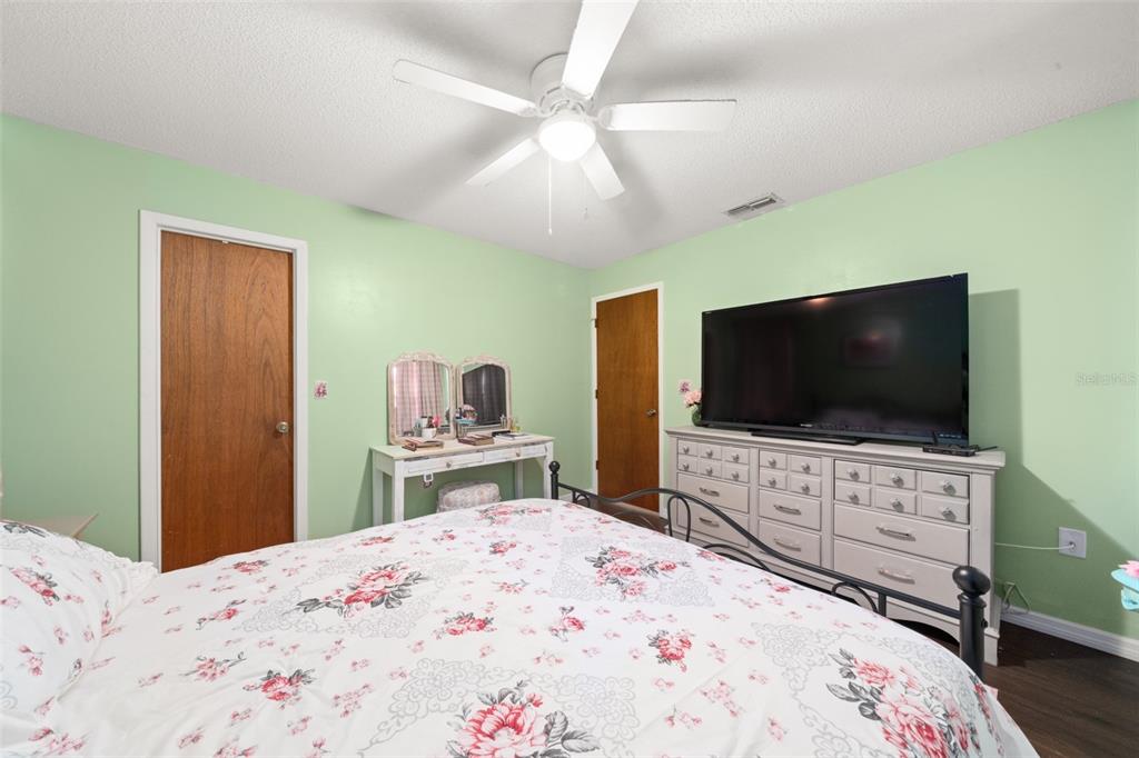 443 Foxdale Road Lake Placid, FL 33852 - Photo 21 of 31 a bedroom with a bed and a flat screen tv