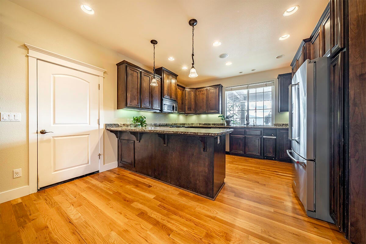 4201 Falcon Ridge Terrace Medford, OR 97504 - Photo 16 of 44 Kitchen
