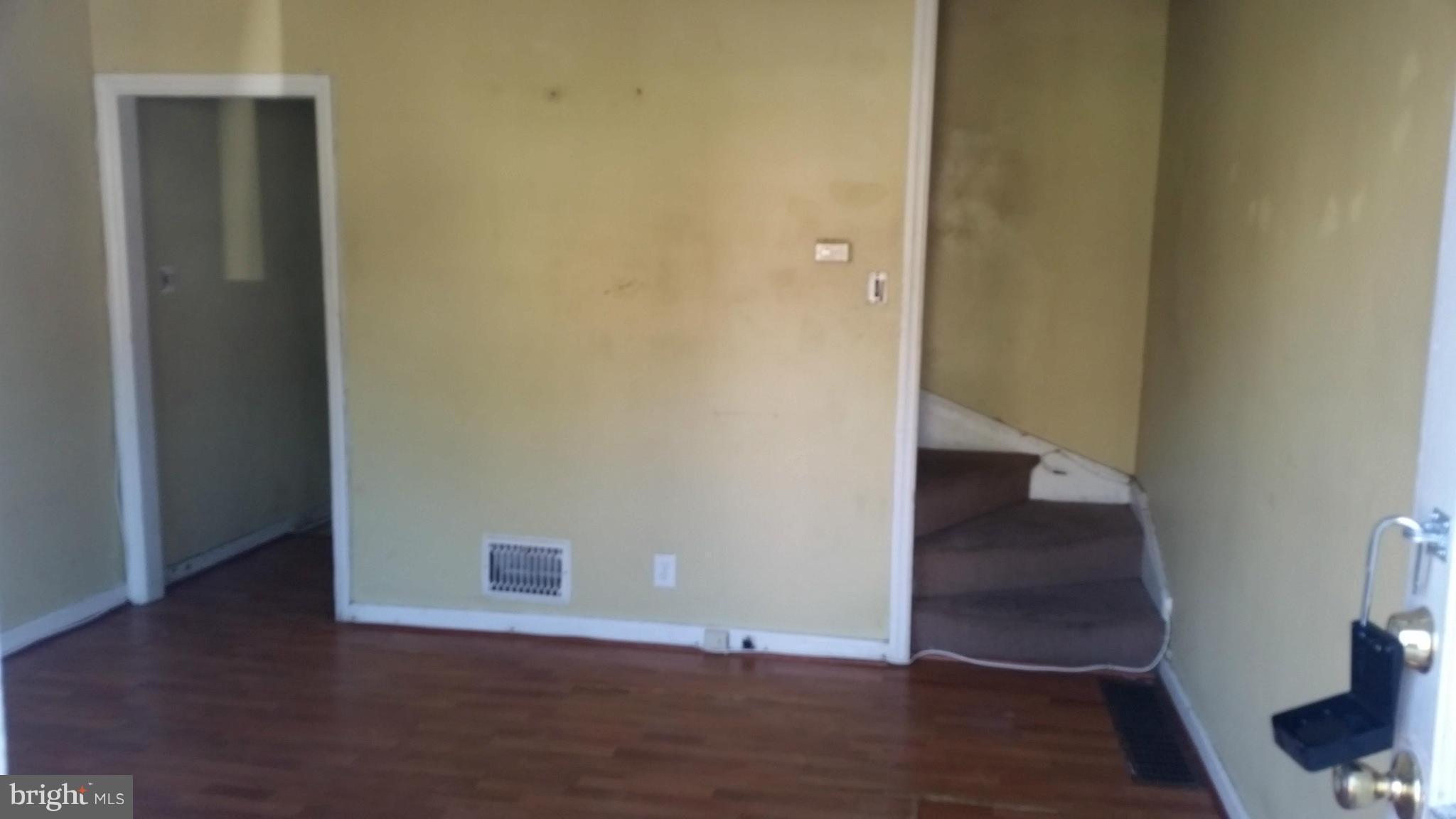 425 Roundview Road Baltimore, MD 21225 - Photo 2 of 11 Living Room