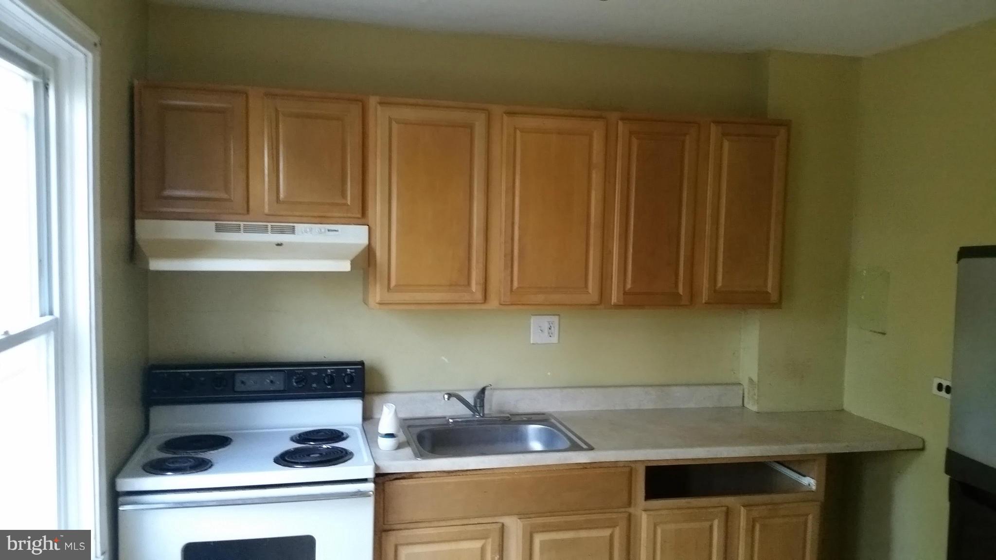 425 Roundview Road Baltimore, MD 21225 - Photo 3 of 11 Kitchen