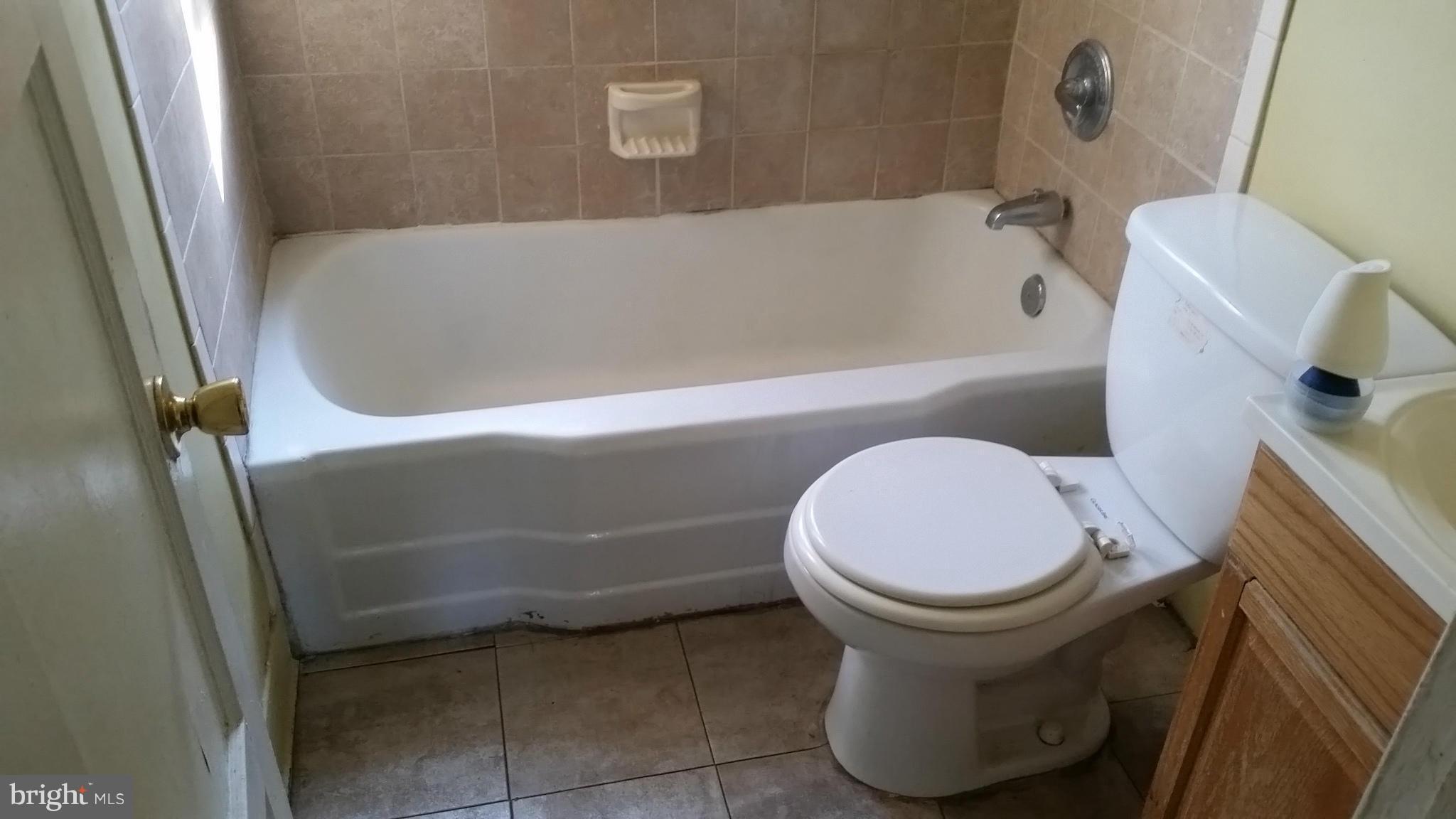 425 Roundview Road Baltimore, MD 21225 - Photo 6 of 11 Bath
