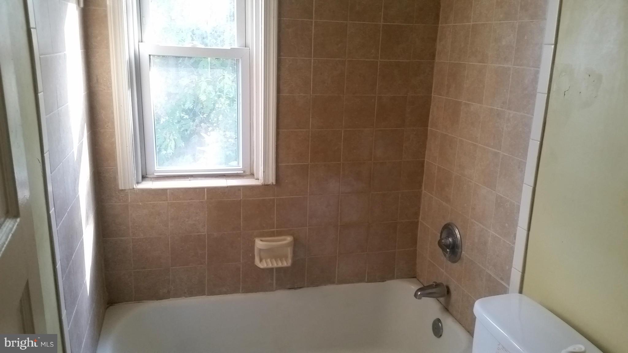 425 Roundview Road Baltimore, MD 21225 - Photo 7 of 11 Bath