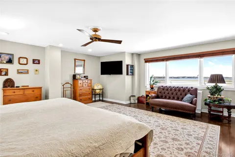 $2,300,000 | 433 Main Street, Unit 212, Port Washington, NY 11050