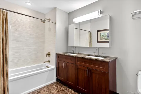 $2,300,000 | 433 Main Street, Unit 212, Port Washington, NY 11050