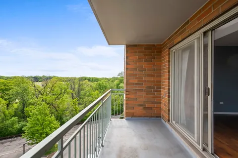 $375,000 | 6807 North Milwaukee Avenue, Unit 601, Niles, IL 60714