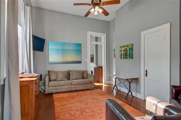 $1,900 | 5920 Magazine Street, New Orleans, LA 70115