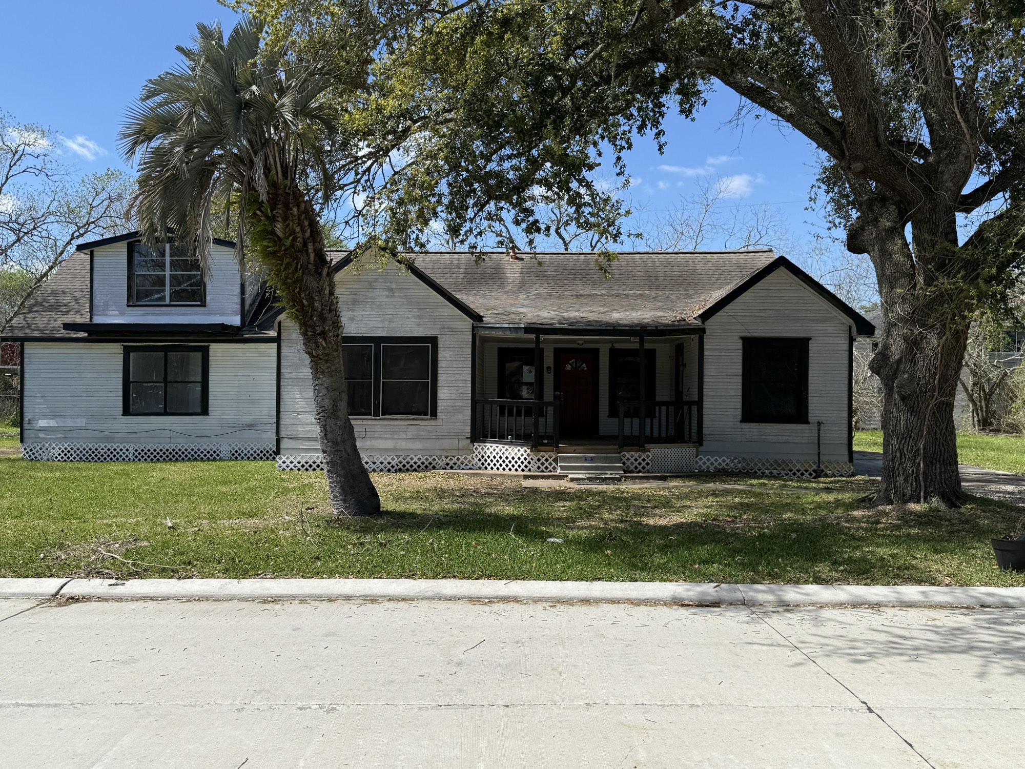 3122 Hamilton Street La Porte, TX 77571 - Photo 2 of 20 a front view of a house with a garden