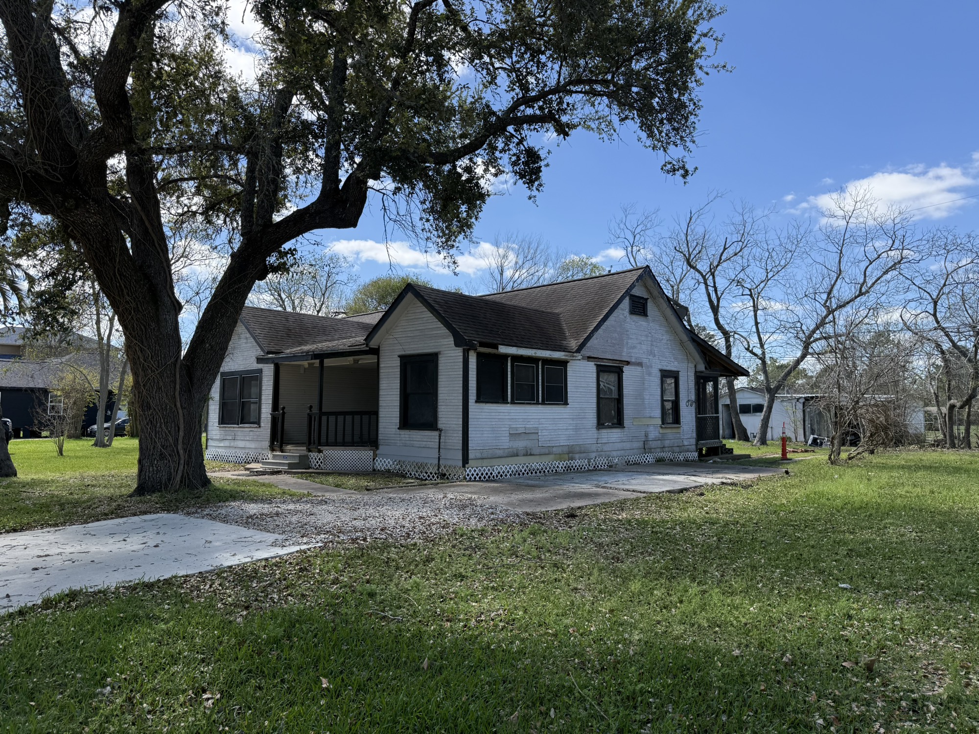 3122 Hamilton Street La Porte, TX 77571 - Photo 3 of 20 a house view with a garden space